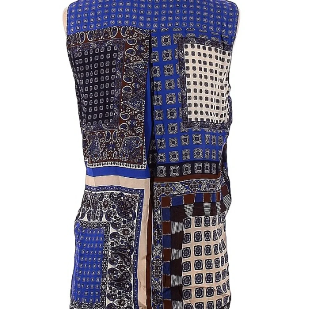 Sleeveless blouse.  Crew Neckline. Paisley Print - Picture 2 of 2